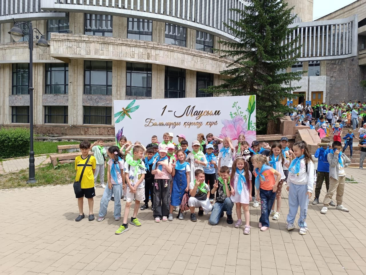 Сегодня дети из лагеря "Балдырган" посетили спектакль "Дюймовочка"!